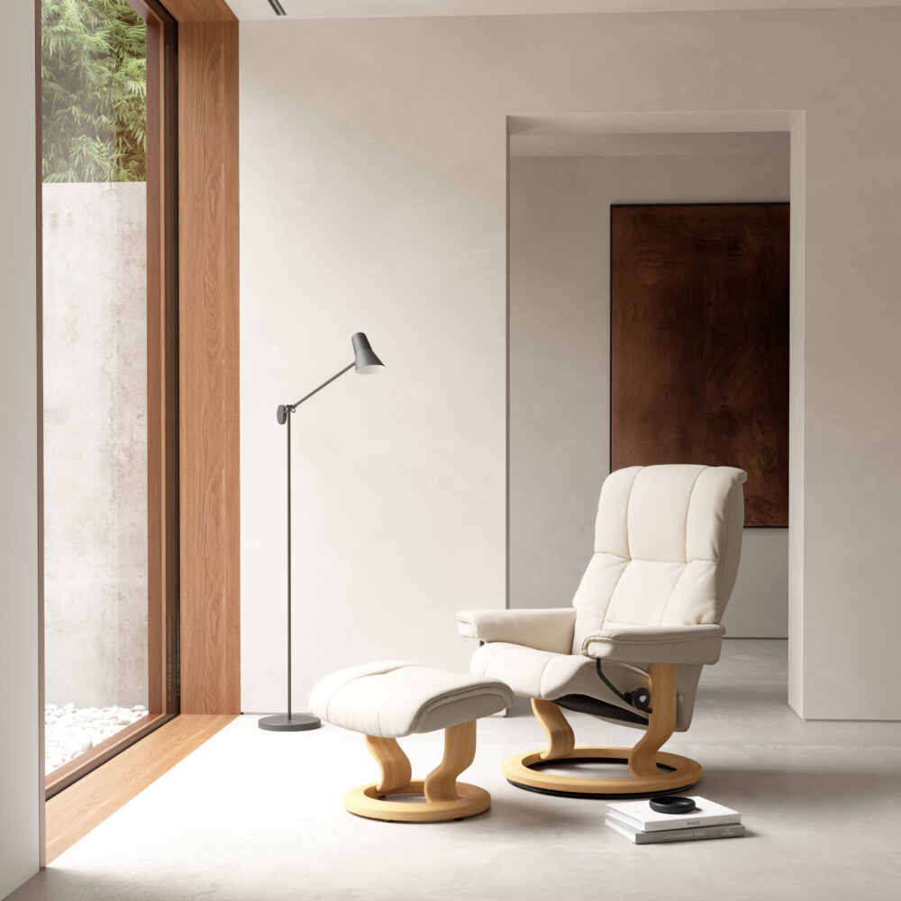 Stressless Mayfair Classic Base Recliner with white light leather and Oak wood
