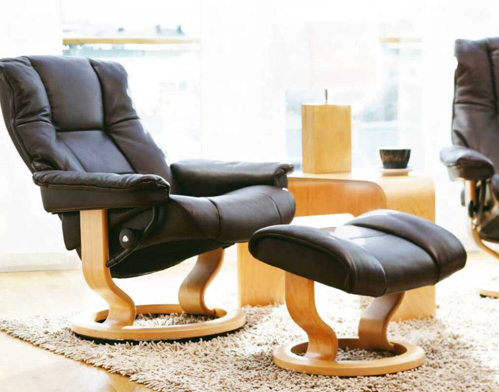 Stressless Mayfair Recliner Black Leather with Oak Base