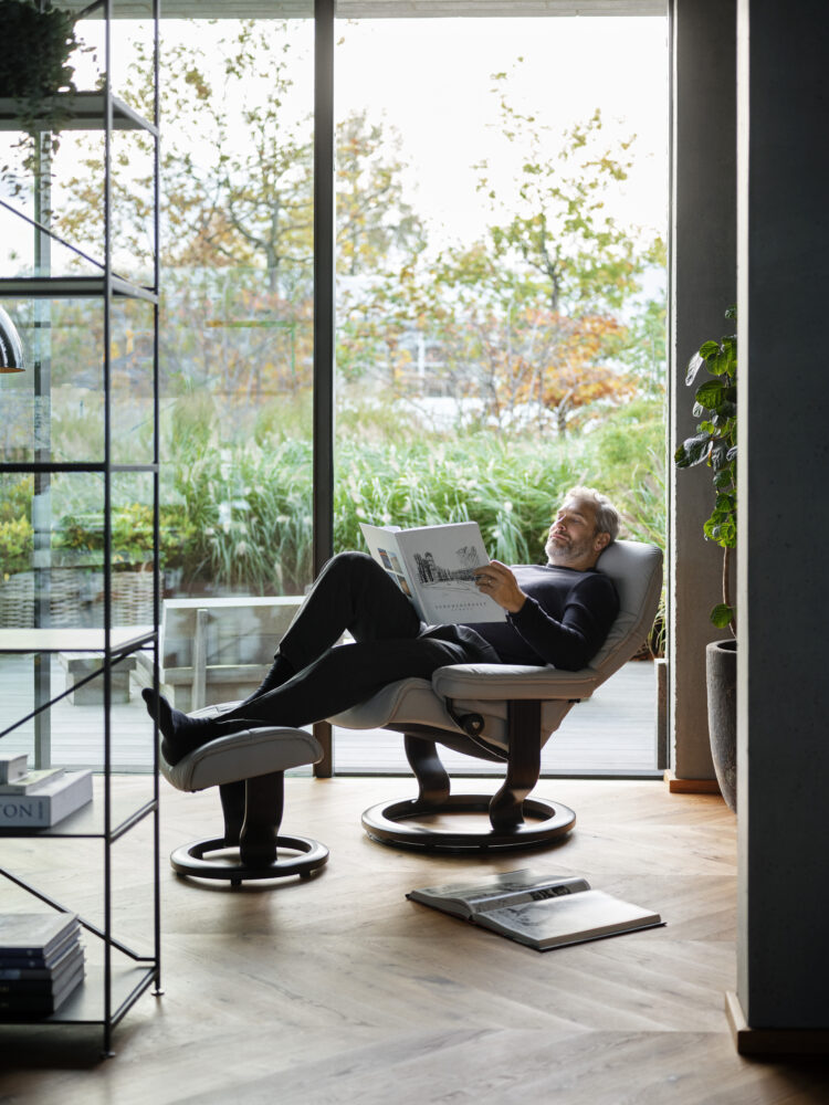 Stressless Sunrise Recliner Chair with Classic Base in Smoked Oak and Batick Platinum Grey