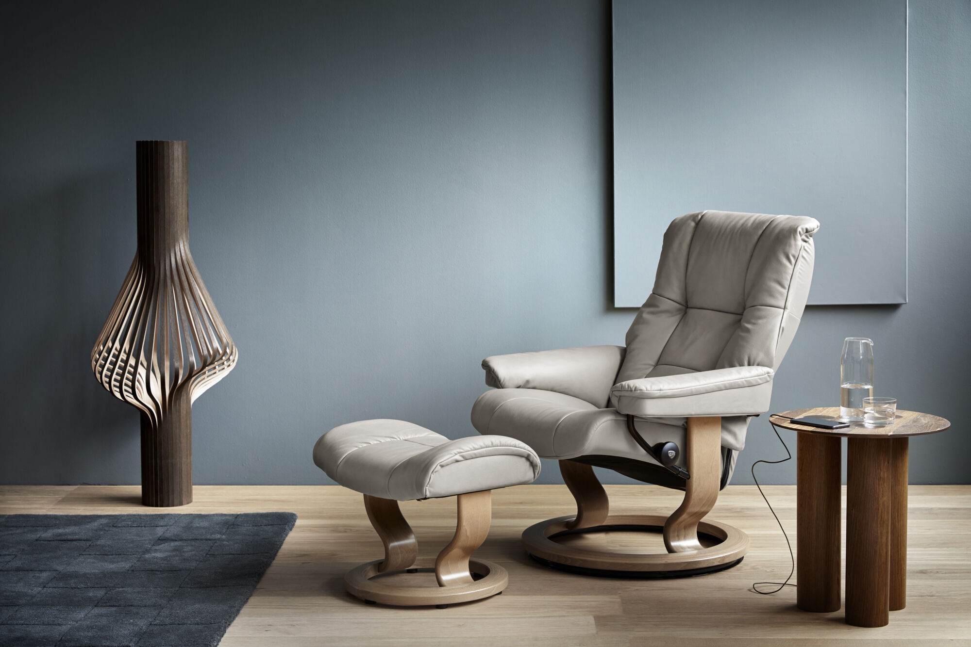 Stressless Mayfair Classic Base Recliner with white light leather and Oak wood